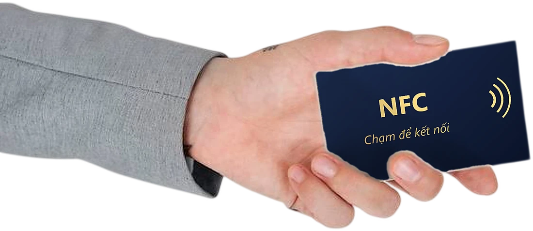 Bàn tay cầm tấm thẻ NFC màu navy in chữ vàng “NFC — Chạm để kết nối”.